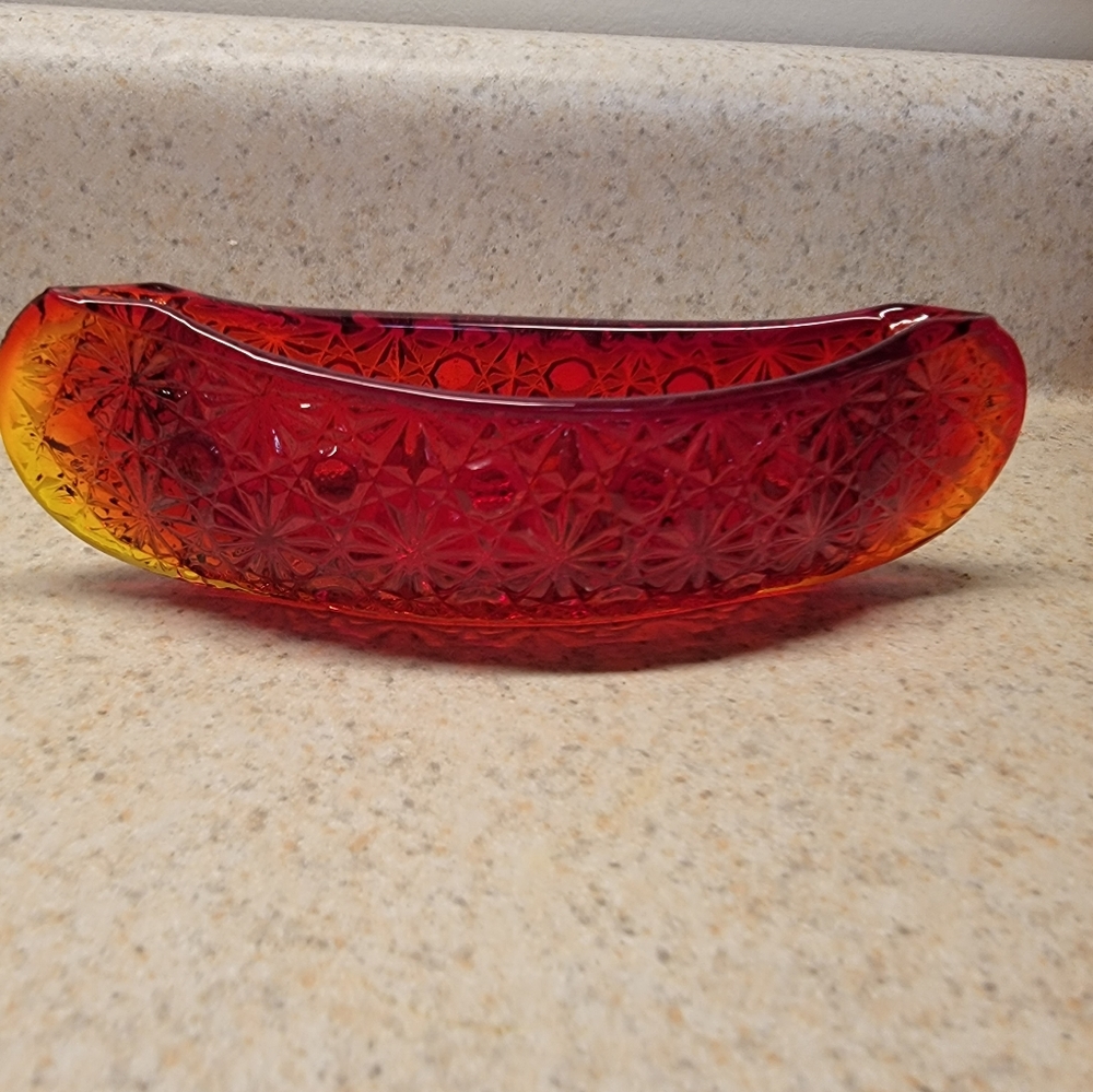 L.E. Smith Amberina Daisy and Button Pattern Canoe